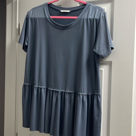 Entro top. Slate blue. Ruffle bottom. Great condition. Small. - Picture 1 of 1